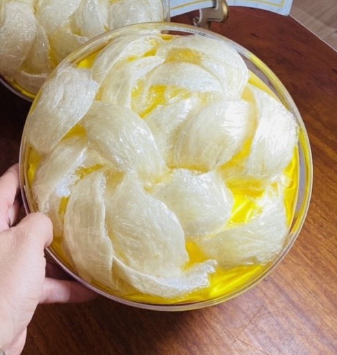 Đối với loại tổ yến rút lông định hình thì tai yến mỏng hơn, sợi yến mịn và trong, có chất dinh dưỡng cao. Làm sạch hoàn toàn bằng thủ công.