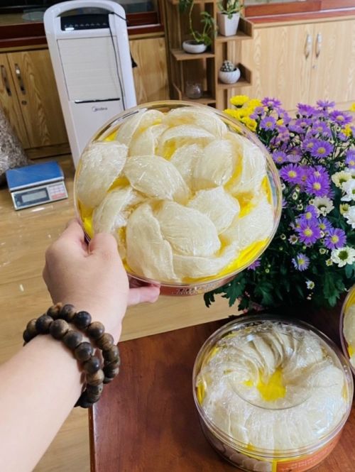 Đối với loại tổ yến rút lông định hình thì tai yến mỏng hơn, sợi yến mịn và trong, có chất dinh dưỡng cao. Làm sạch hoàn toàn bằng thủ công.