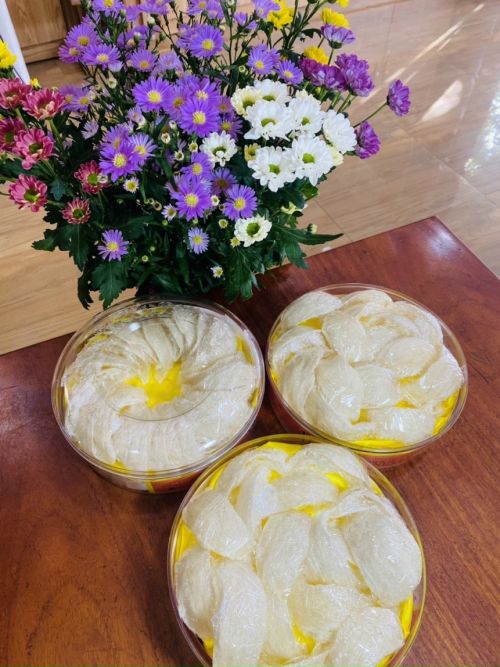 Đối với loại tổ yến rút lông định hình thì tai yến mỏng hơn, sợi yến mịn và trong, có chất dinh dưỡng cao. Làm sạch hoàn toàn bằng thủ công.
