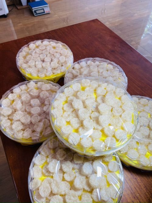Vụn và sợi bị tách ra trong quá trình sơ chế được người thợ cẩn thận giữ lại, sau đó khéo léo đắp các phần thành tạo hình viên tròn. 